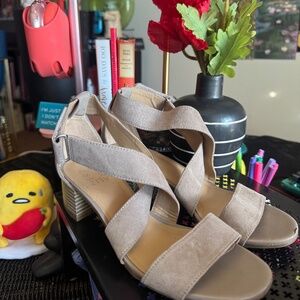 COMFY BLOCK HEEL SANDALS.